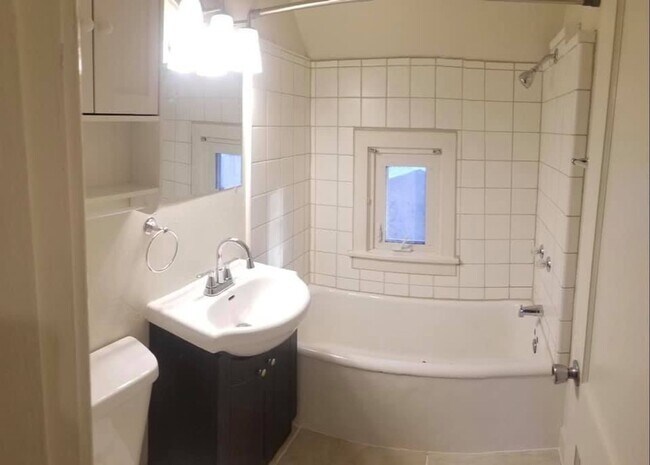 Building Photo - Large spacious 1 bedroom apartment near Vi...