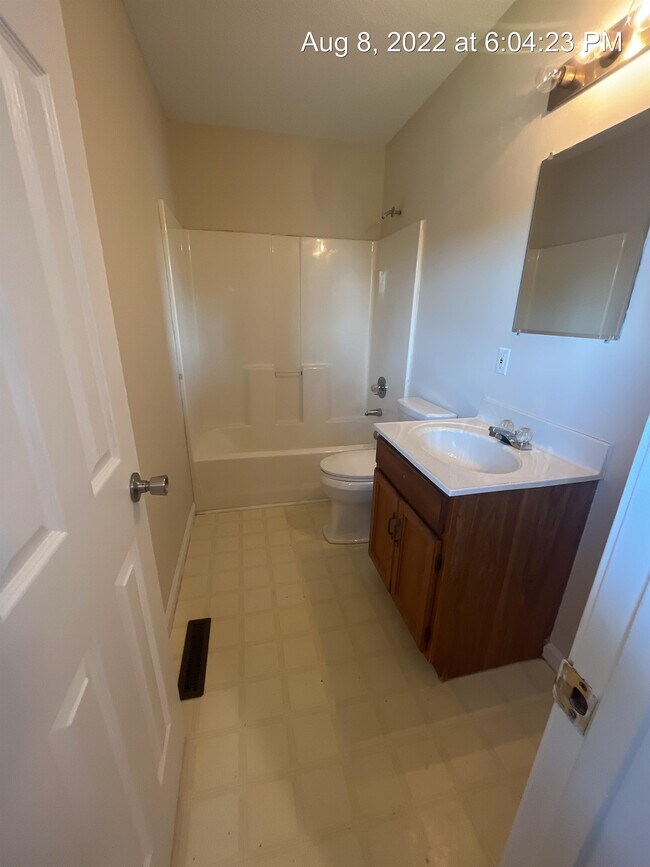 Building Photo - 258 Lakeview Dr