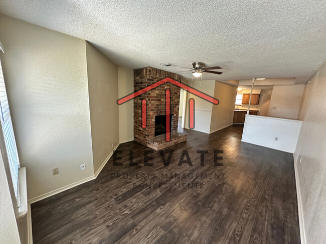 Building Photo - Cozy 2 bed/2bath duplex nestled in Moore E...