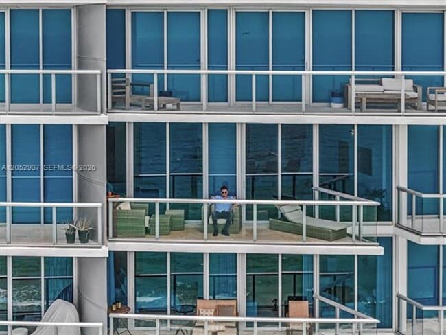 Building Photo - 17001 Collins Ave