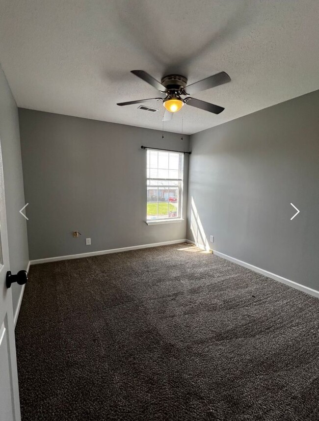 Building Photo - 3 Bedroom 2 Bathroom Home with Fenced in B...