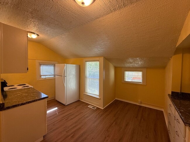 Building Photo - Cozy 2 Bedroom 1 Bath Home