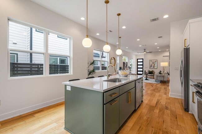 Building Photo - 1301 Cometa St