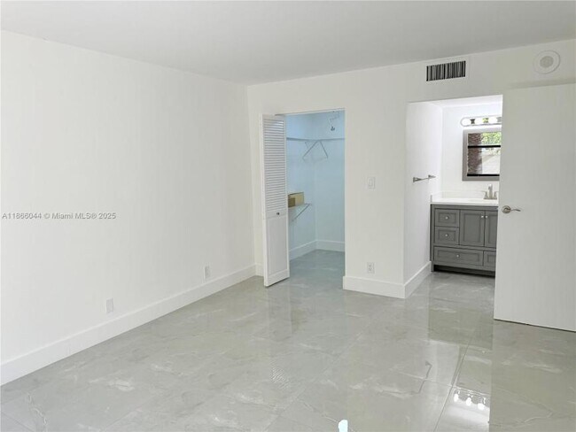 Building Photo - 2 bedroom in Sunny Isles Beach FL 33160