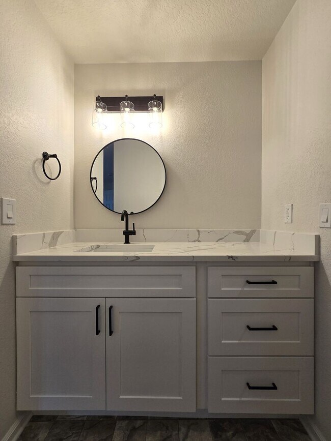 Building Photo - 2Bd/1.5Ba Kenmore Duplex