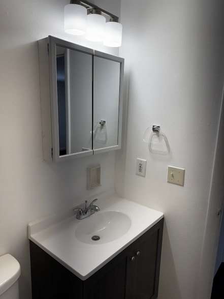 Building Photo - 460 Wells Dr