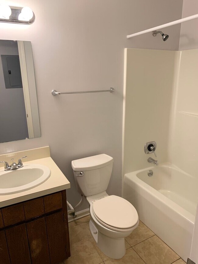 Building Photo - 128 Chesapeake Ct