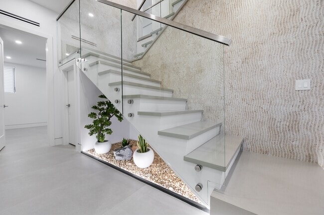 Building Photo - 807 SW 12th Ave