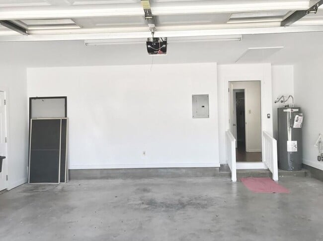 Building Photo - FOR LEASE!!