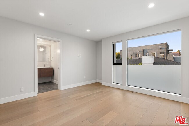 Building Photo - 807 N Detroit St