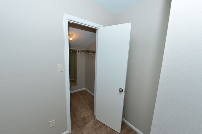 Building Photo - Great Neck just a few miles from Oceanfront