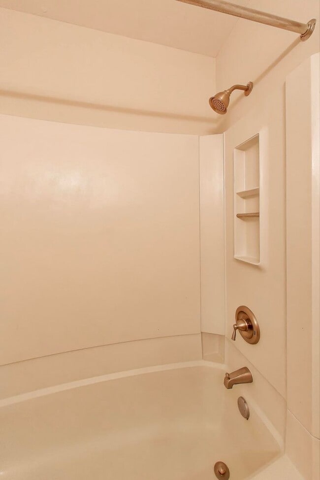 Building Photo - Clean & Fresh 2 + 2 close to METRO!