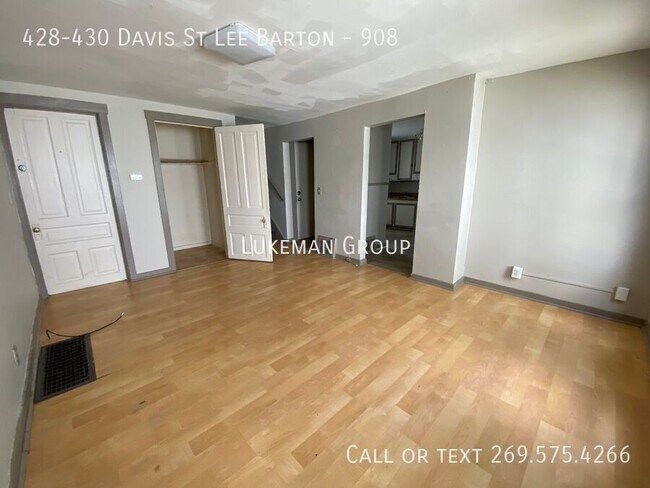Building Photo - 428-430 Davis St Lee Barton-908