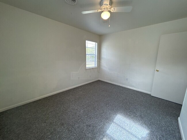 Building Photo - 2134 Circle Dr