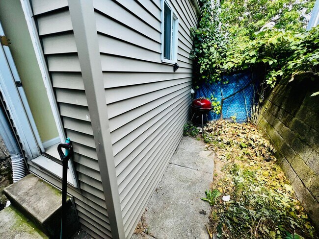 Building Photo - Renovated 3BR/1.5BA North Philly Home with Open Layout & Rear Yard