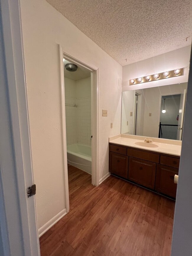 Building Photo - Townhome