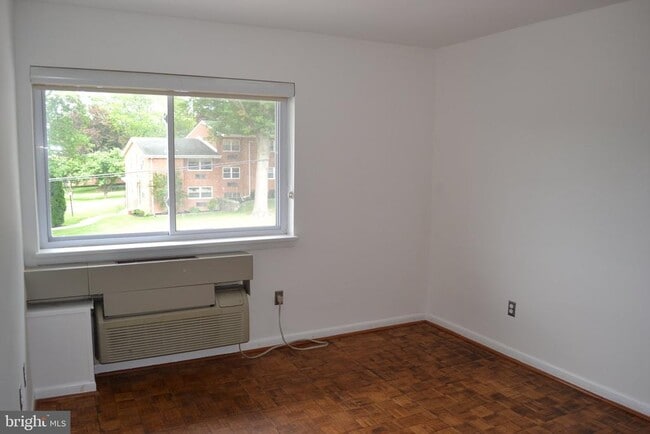 Building Photo - 650 Brooke Rd