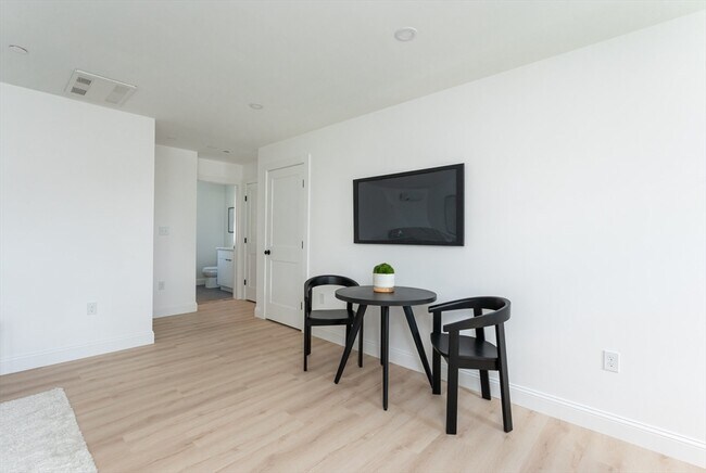 Building Photo - 7 Kenoza Ave