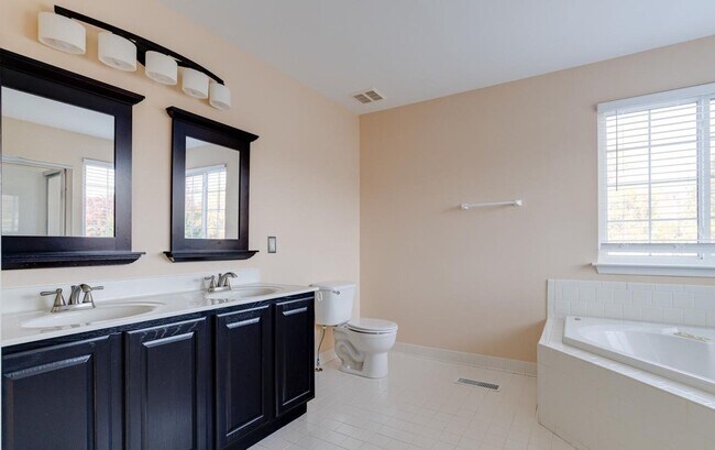 Building Photo - Charming Abingdon Townhome with Modern Upgrades!