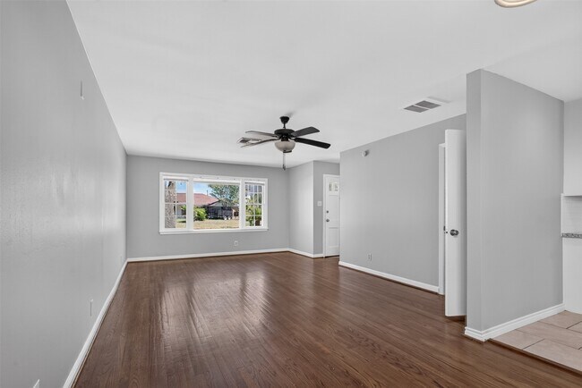 Building Photo - 1409 Wycliffe Dr