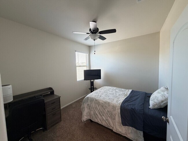 Building Photo - Upgraded and Spacious 4 Bed/2 Bath in Buckeye