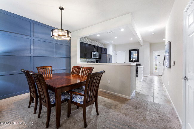 Building Photo - 6867 Roundleaf Dr