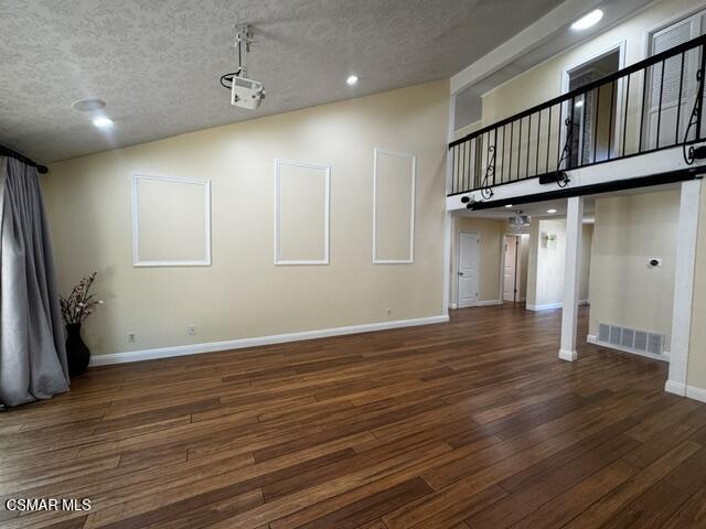Building Photo - 1580 Valecroft Ave
