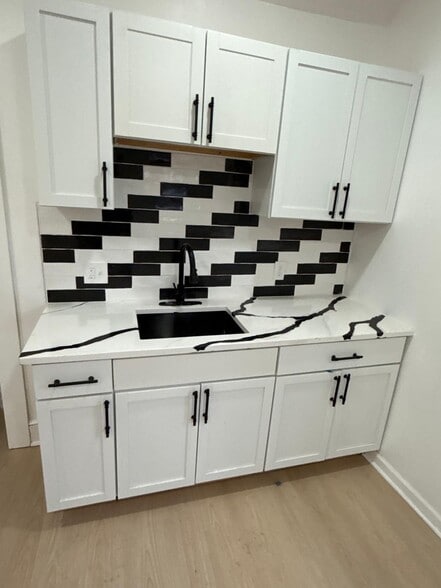 Building Photo - 1447 W 101st St