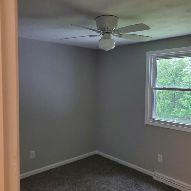 Building Photo - 6 Bdrm House For Rent