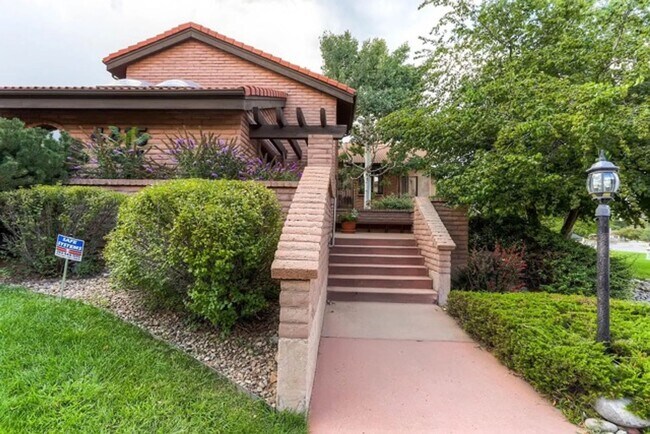 Building Photo - Spacious 2Bd/2.5Ba Luxury Loft-Style Condo...