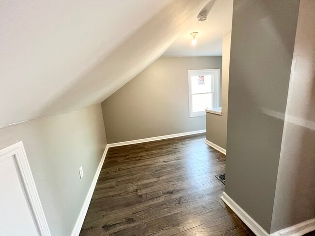 Building Photo - 2121 W Lee St