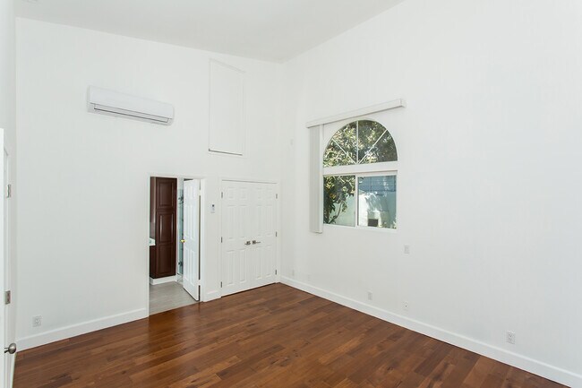 Building Photo - Beautiful spacious house