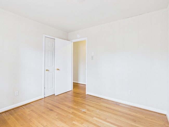 Building Photo - 1018 Barlen Dr