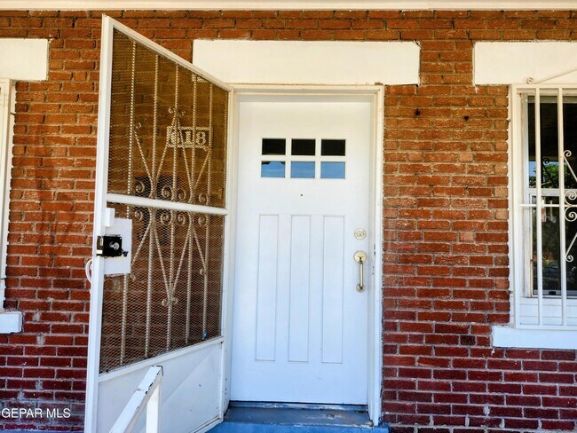Building Photo - 618 N Estrella St