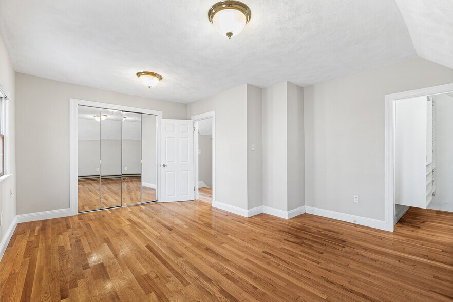 Building Photo - 1 Oak Grove Ct