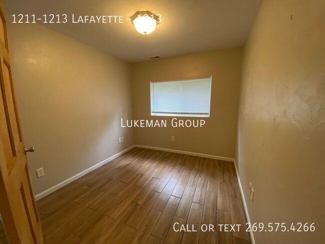 Building Photo - 1213 Lafayette - 3 Bed/1 Bath Unit Near WMU