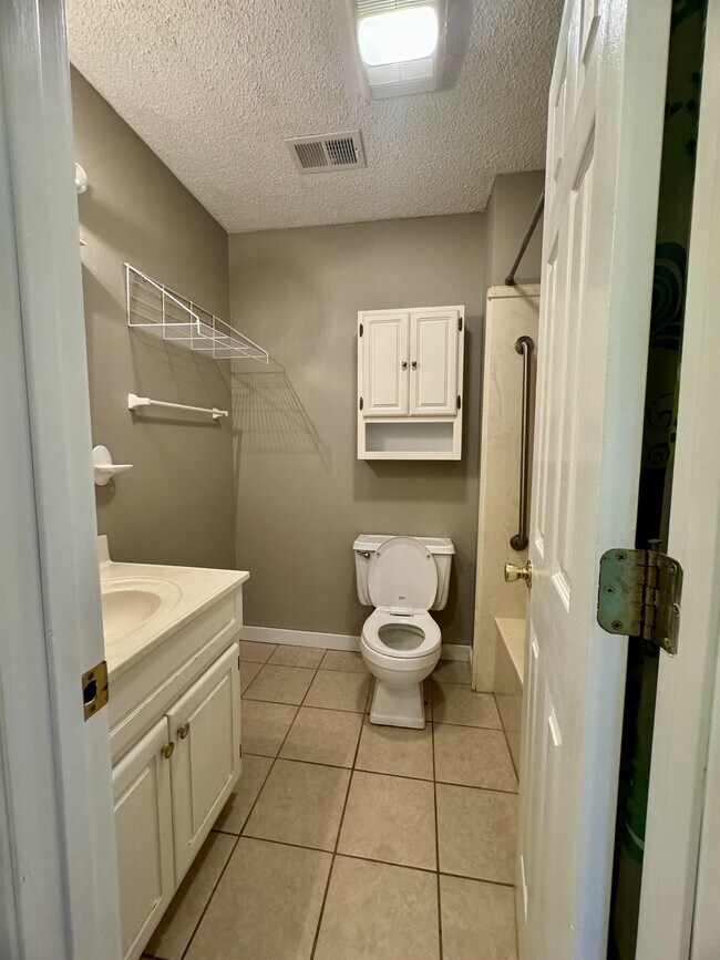 Building Photo - 2085 Trailwood Dr