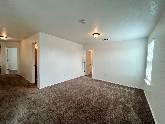 Building Photo - Large 4 bedroom/2.5 bath conveniently located to Lackland AFB! Move-in Ready!