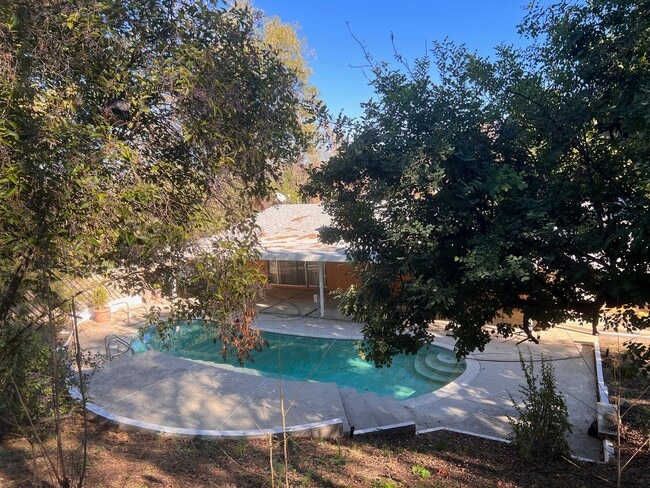 Building Photo - 5615 Oso Ave