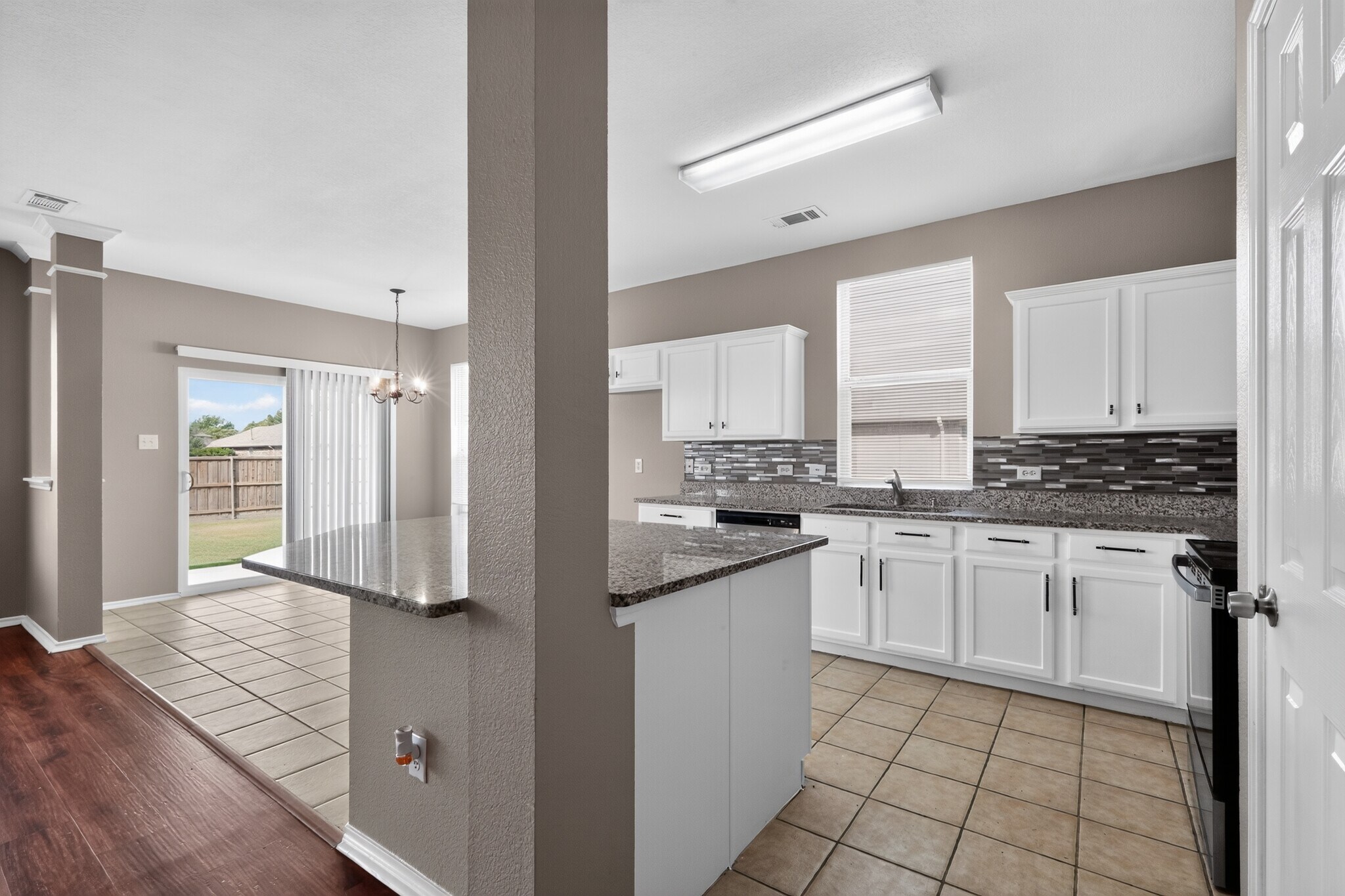 Building Photo - 217 Pinewood Trl