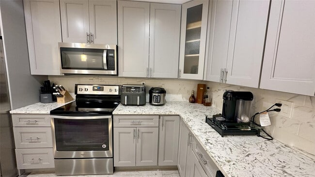 Building Photo - 4751 NE 10th Ave