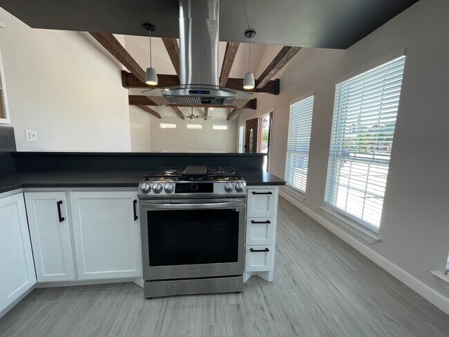 Building Photo - 330 Plantation Dr