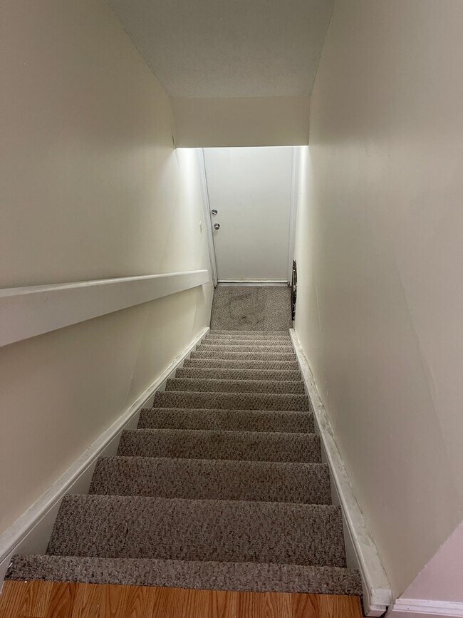 Building Photo - Modern Duplex with Pool, Parking, 2 balconies and 1 deck, Large Bedrooms,1.5 bath Laundry inside