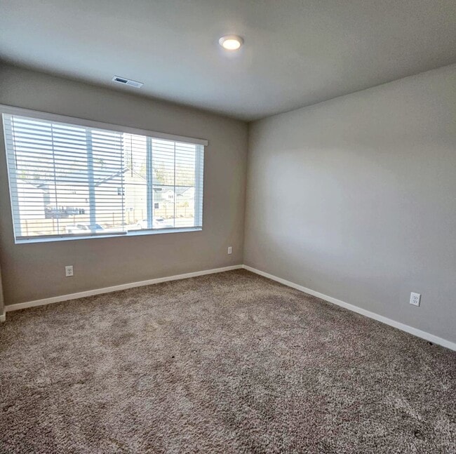 Building Photo - Immaculate and spacious 3 bed townhouse in convenient CK location