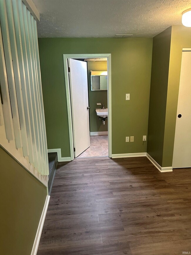 Building Photo - 562 E Graham Pl