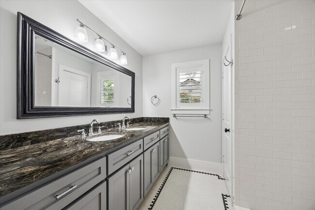 Building Photo - 1062 W 41st St