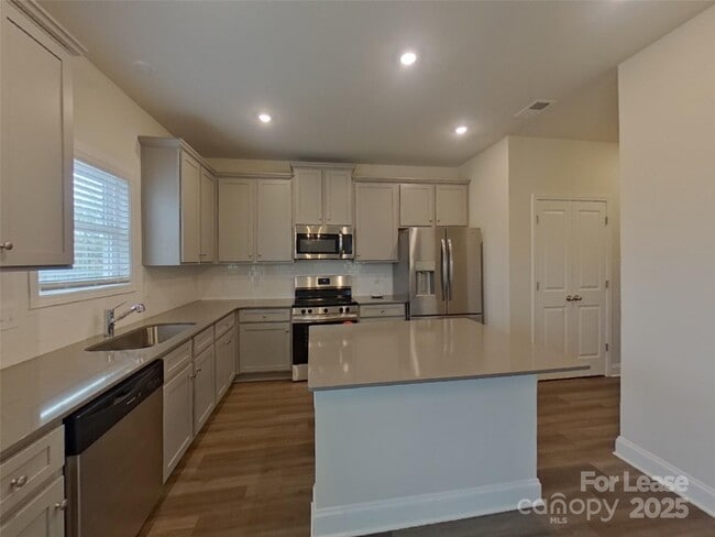 Building Photo - 176 Queenshall Rd