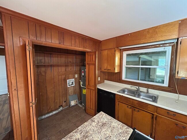 Building Photo - 4103 Lakeview Dr NW