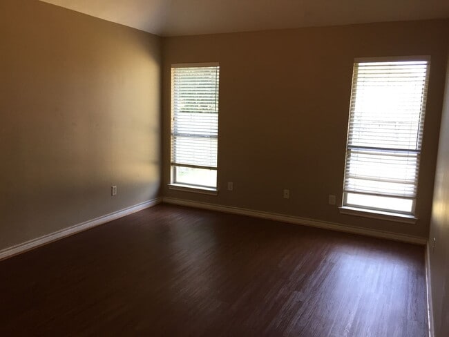 Building Photo - Beautiful 3/2 House A On Corner Lot!