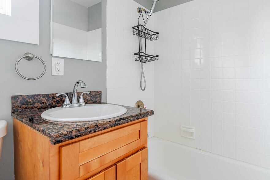 Building Photo - 327 Hawthorne Ave